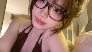 Gadis berwajah chubby, Hikari Asahi, sedang bermain dengan bola lompat.