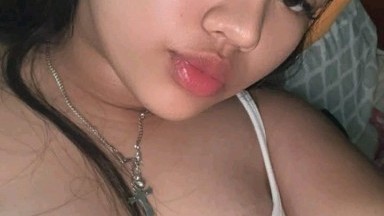 menggoda dengan payudara alaminya yang sempurna