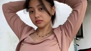 main sama pacar di kamar lampu kamar di matiin sambil lihat cermin flash di kaca cermin