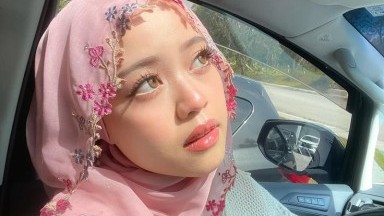 gadis hijab pink lagi mainin meki