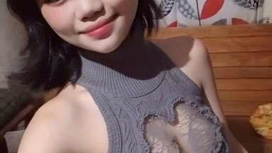 gaun dan belahan dada saya saat saya bermain