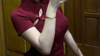 di toko perhiasan melakukan hubungan seks yang kasar dengan penjualnya