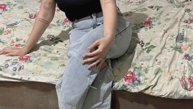 Ayah tiri memasukkan penisnya ke dalam anak tirinya lagi