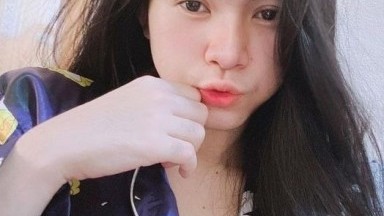 Wanita cantik luar biasa melakukan seks anal, ditusuk di lubang anus