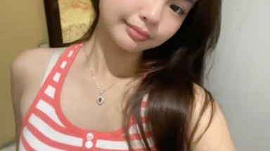 Seorang remaja Asia yang imut tidak mampu menangani penis putih besar dan menerima ejakulasi besar di wajahnya.