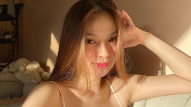 menerima penis putih dalam posisi cowgirl