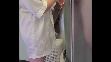 Berhubungan seks tengah malam di tempat parkir umum berakhir dengan ejakulasi cepat di dalam vagina