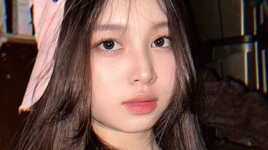 Wanita Jepang berambut cokelat yang menakjubkan dan berbokong indah