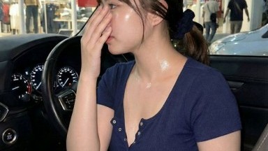 Dia merenggangkan kaki gadis kuliah itu dan menidurinya