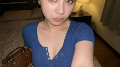 Aku melebarkan kaki wanita besar itu, memasukkan penisku