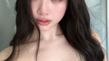 Ada seseorang di sebelahku yang sedang menggunakan toilet