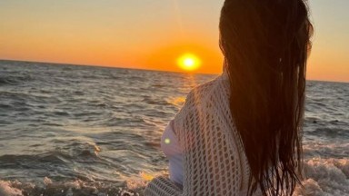 Ibu tiri menghisap penis demi kunci