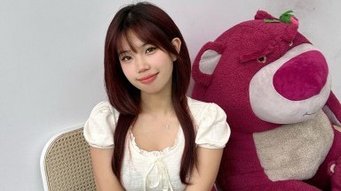 Gadis Nakal Menunjukkan pada Pria Tua Cara Melakukannya