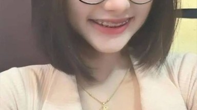 wanita pirang kurus c.turun ke batang kakek