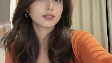 memamerkan payudara besarnya di depan pria