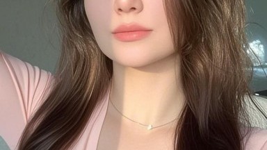 Gadis remaja cantik Candice mengisap penis