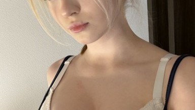 Remaja mungil yang nakal, Lady Bug, berhubungan seks