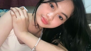 GADIS SEKSI BERPAKAIAN SATIN BERMASTURBASI DAN BASAH