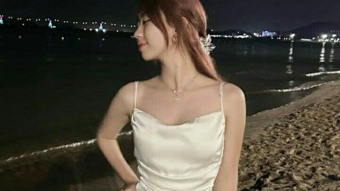 Gadis Asia Berbokong Besar dalam Jubah Satin