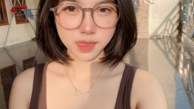 Seorang gadis bertubuh berisi mengenakan tank top musim panas