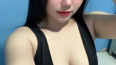 Seorang wanita mesum berpayudara besar yang mengenakan atasan rajut ketat