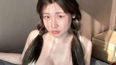 Seorang wanita Asia paruh baya yang sangat nakal dan genit