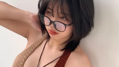 Gadis remaja seksi yang sangat nakal memakan dan menunggangi penis besar