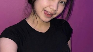 Ayah tiriku masuk ke kamar tidurku