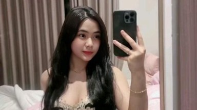 Gadis remaja mungil menggoyang-goyangkan bokongnya