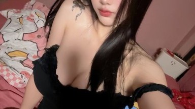 mungil sedang masturbasi pada vaginanya