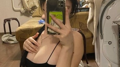 Gadis Telanjang dan Kemaluan Telanjang