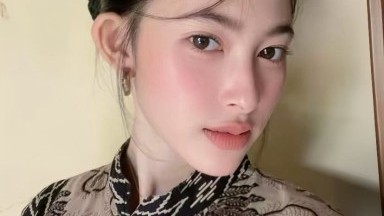 Gadis Burma memamerkan bokongnya