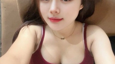 berseragam, Serina Hirose, mendapatkan ereksi setelah terangsang