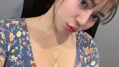 Carmen Rae yang sangat kurus dan hampir cukup umur memberikan oral seks dan menunggangi penis
