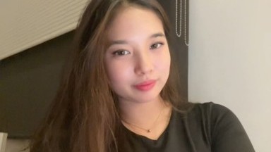 Thena Anderson menggosok penismu dan melepas celanamu