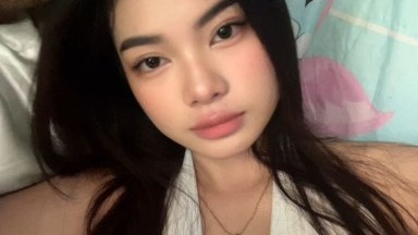 Gadis baik berseragam memberi oral seks di dalam mobil