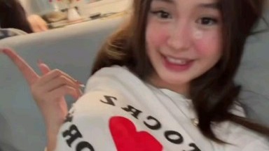 Amatir Sunny Soleil membiarkan vaginanya yang sangat ketat dijilat