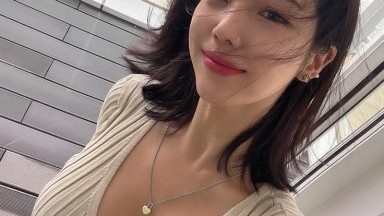 Model gravure Jepang terkenal dengan payudara besar, payudaranya dijilat saat dia tidur