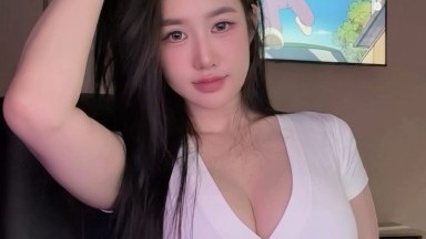 Pacarku pulang larut malam dari kerja dan punya bekas ciuman di leher