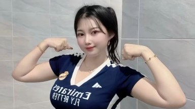 Aku membangunkan anak tiriku dengan menjilati vaginanya dengan nikmat