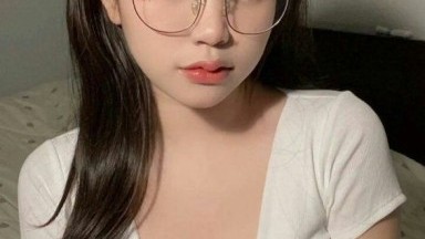 Menghukum anak tiri yang manja karena gagal dalam semua mata pelajarannya