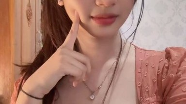 Aku pergi ke rumah temanku dan menemukan saudara tirinya yang berperilaku tidak senonoh di sana