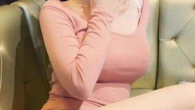 Ibu Tiri Pura-Pura Istirahat Saat Anak Tirinya Menghamilinya di Sofa