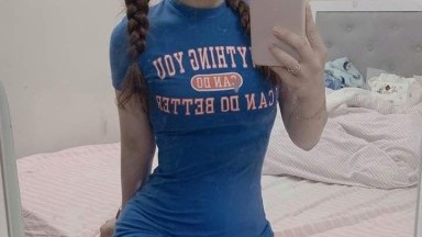 Bentuk tubuh yang menawan; payudara besar yang sempurna