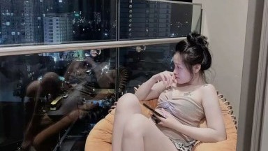 Tubuh sempurna untuk mesin seks; kaki yang sangat panjang;