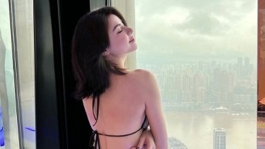 Bentuk tubuh yang menawan; bodysuit seksi dengan stoking jala hitam