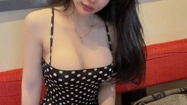 Bentuk tubuh yang menawan; payudara besar yang sempurna