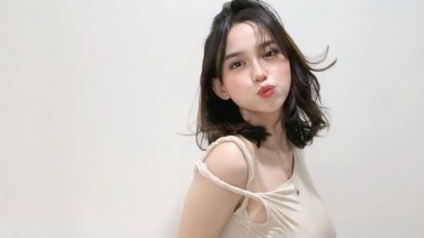 kemaluannya yang basah sedang ditusuk hingga labia-nya terbalik