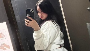 kuperlihatkan pakaian dalam yang kupakai saat masih di klub basket. Akan kulepas.