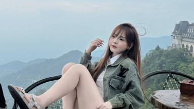 Masturbasi di toilet unisex. Ada yang mau ikut denganku di toilet?